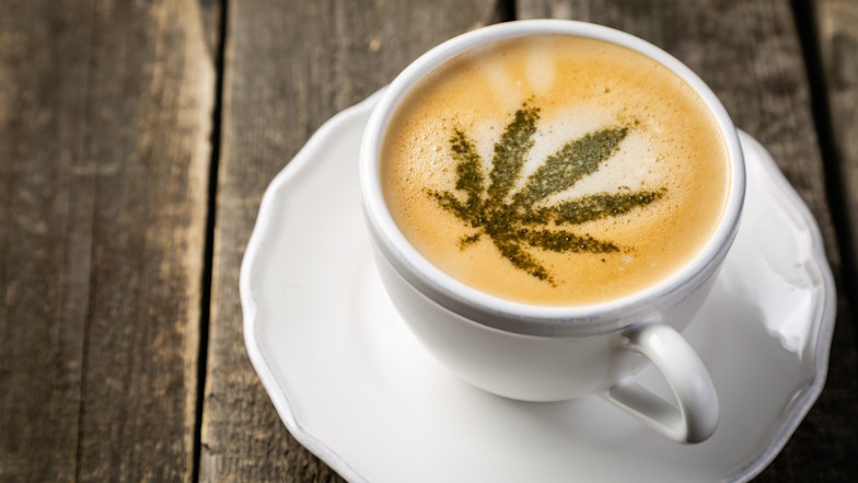 Kaffeetasse mit Latteart in Form eines Cannabis-Blatts