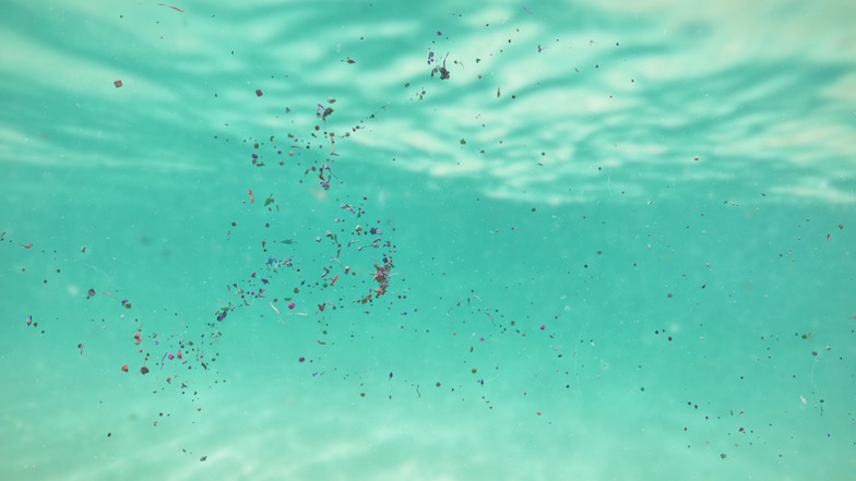 Unterwasserfoto von treibendem Mikroplastik