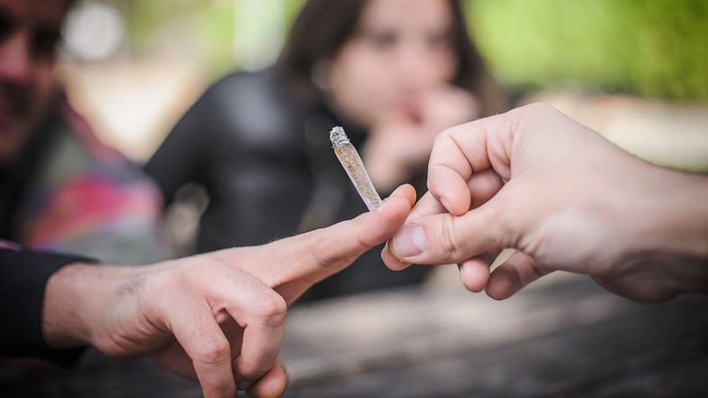 Nahaufnahme der Übergabe eines Joints