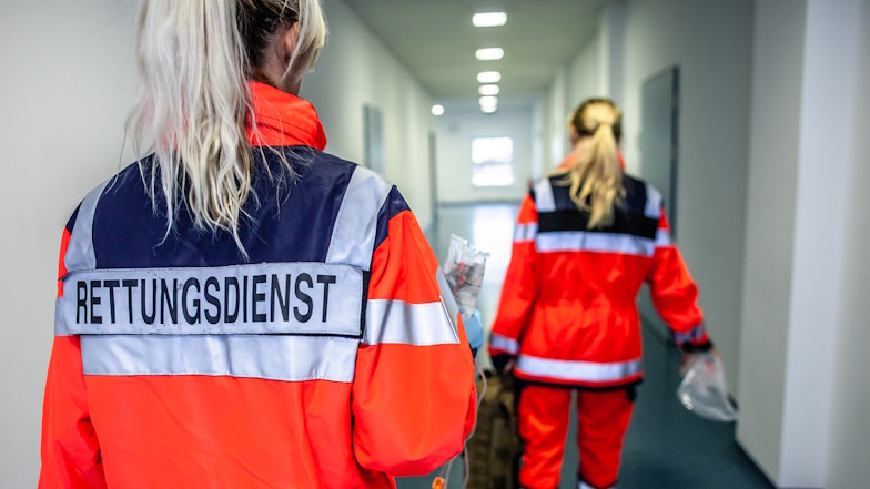 Zwei Mitarbeiterinnen des Rettungsdiensts im Einsatz
