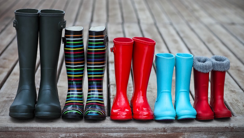 Aufgereihte Gummistiefel in verschiedenen Größen