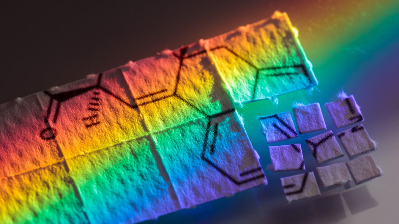 Acht zusammenhängende LSD-Paper, eins davon ist in neun gleich große Teile zerkleinert.