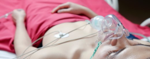 Junger Mann auf Intensivstatioin an Beatmungsgerät Junger Mann auf Intensivstatioin an Beatmungsgerät