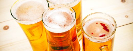 Vier unterschiedlich geformte Biergläser mit Bier gefüllt