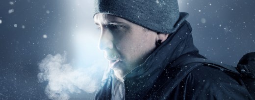 Mann mit Wintermütze, Atem sichtbar in Kälte