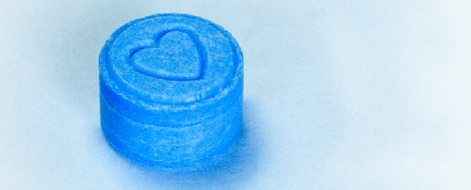 blaue Ecstasypille mit eingeprägtem Herz als Logo