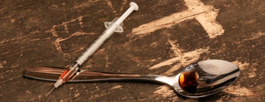 Heroinbesteck mit Spritze und Löffel