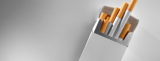Weiße Zigarettenpackung ohne Logo auf hellgrauem Hintergrund
