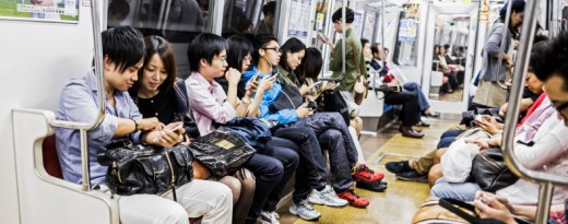 U-Bahn mit jungen Menschen, die alle ein Smartphone in der Hand halten