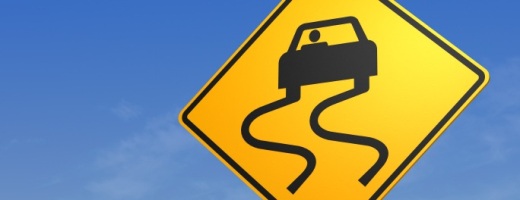 Gelbes Straßenschild - Vorsicht rutschige Fahrbahn Gelbes Straßenschild - Vorsicht rutschige Fahrbahn