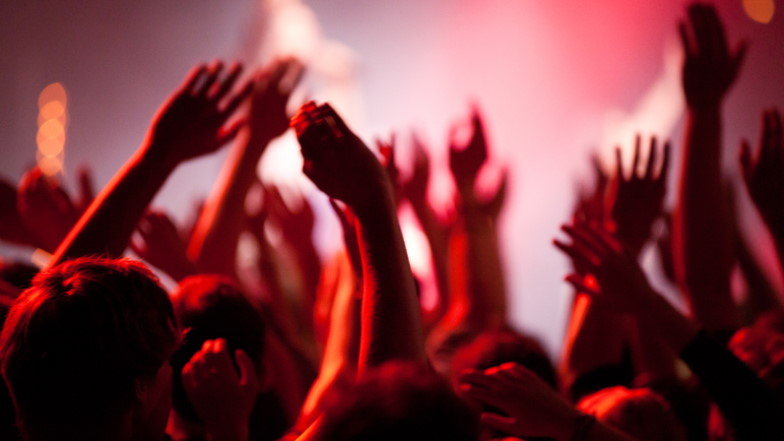 Hände werden auf einer Party oder einem Konzert in die Höhe gestreckt