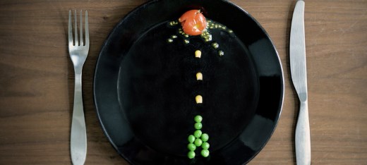 Schwarzer Teller mit Gemüse als Videospiel