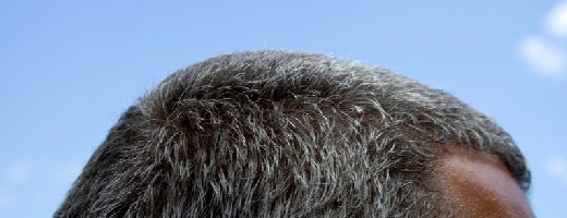 Grau melierte Haare
