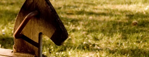 Holzpferd auf einem Spielplatz