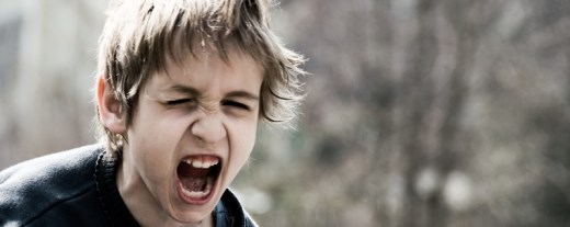 Ein etwa 8- bis 10-jähriger Junge schreit