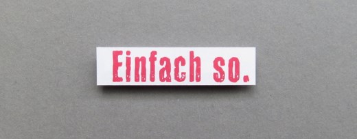 Schriftzug "Einfach so." vor grauem Hintergrund