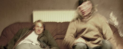 Verwackeltes Foto von zwei jungen Männern auf Sofa