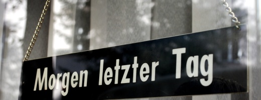 Schild mit der Aufschrift "Morgen letzter Tag"