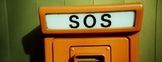 Notrufkaste mit Aufschrift SOS an einer Wand