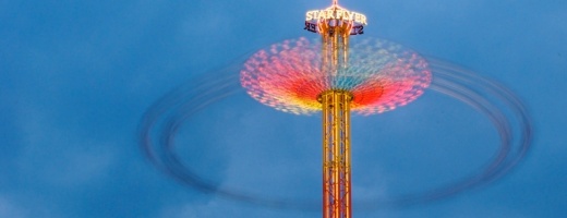 Langzeitaufnahme von sehr hohem Kettenkarussel "Starflyer"