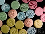 Verschieden farbige Ecstasy-Tabletten