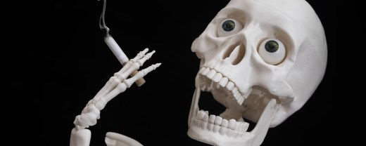 Skelett mit Augen raucht Zigarette