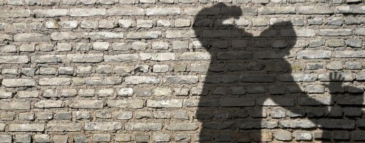 Schattensilhouette einer Prügelei vor Wand