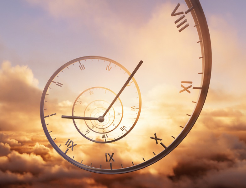 Spiralförmig windendes Ziffernblatt einer Uhr mit Zeigern, das über den Wolken schwebt