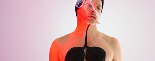 Mann mit rauchender Zigarette im Mund und schwarz aufgemalter Lunge