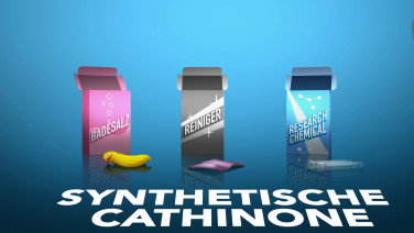 Screenshot aus der Animation; zu sehen sind drei Packungen mit den Aufschriften "Badesalz", "Reiniger" und "Research Chemical", darunter der Schriftzug "Synthetische Cathinone"