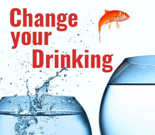 Banner mit Schriftzug "Change your Drinking", ein Goldfisch springt aus einem Glas in ein anderes