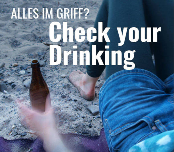 Banner zum Selbsttest Check your Drinking, jemand liegt auf einem Kiesstrand und greift zu einer Bierflasche