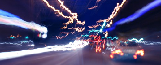 Blick auf Straße mit verwackelten Lichtern von Autos